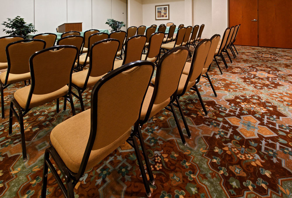 Holiday Inn Express & Suites - Dodge City By Ihg Exteriör bild